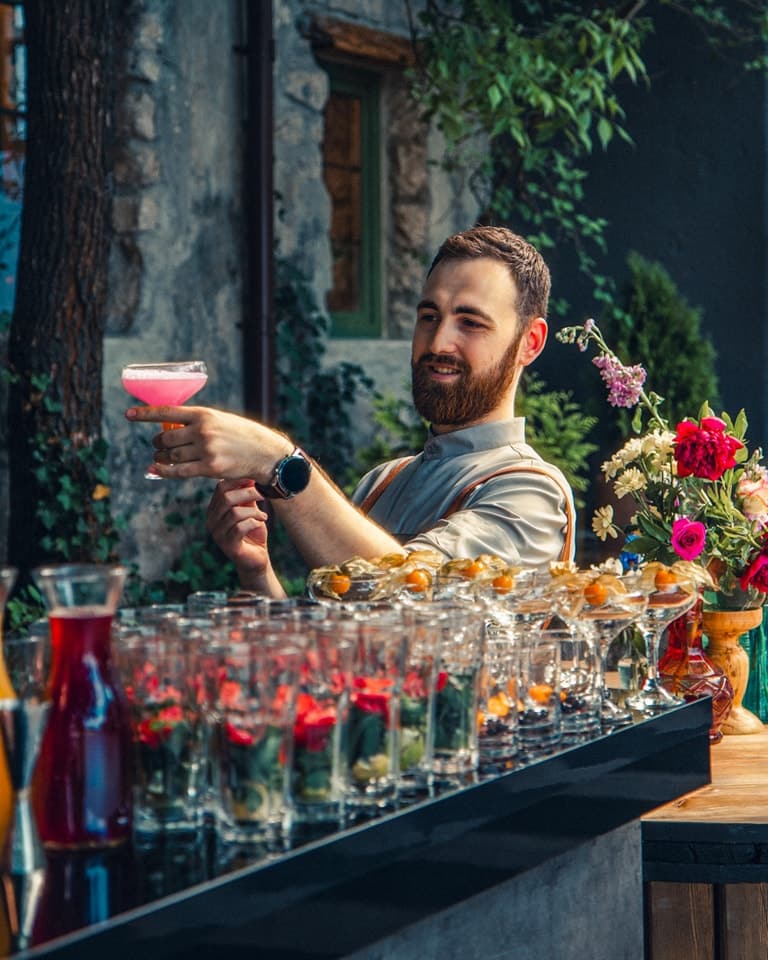 Barman profesionist zâmbind servind cocktail la cocktail bar mobil în Republica Moldova