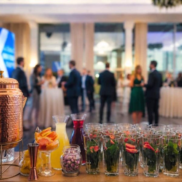 Bar mobil cu cocktailuri și invitați la un eveniment organizat la Capitoles Park