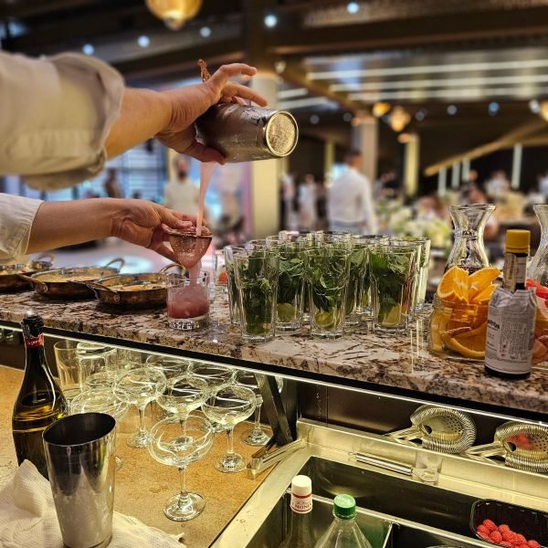 Barman MixBarEvents preparând un cocktail la sala GUD din Chișinău