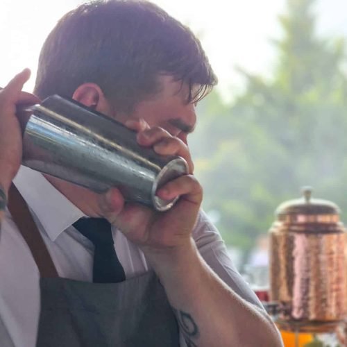 Bar mobil la Imperial Palace: recomandările noastre după un eveniment real 6 Barman preparând un cocktail la Imperial Palace Cojușna