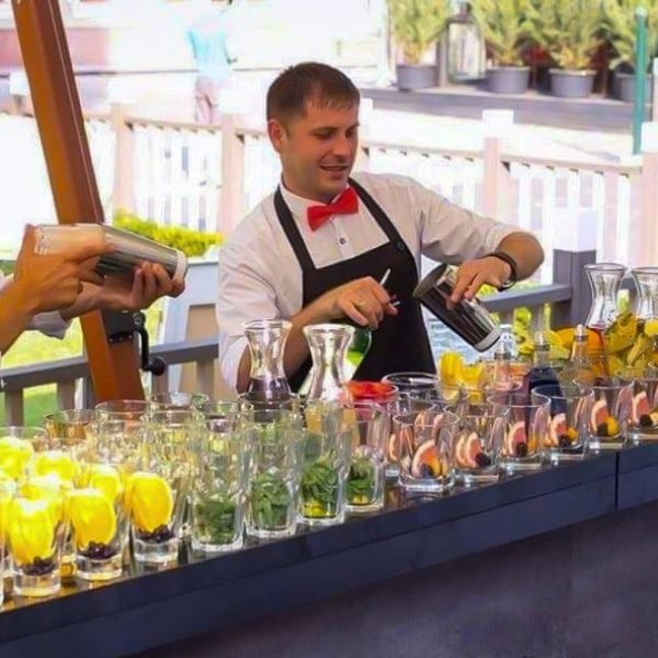 Cocktail bar mobil la o nuntă în Moldova