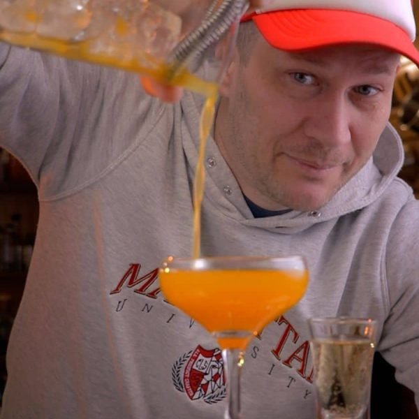 barman pregătește cocktail la nuntă în Moldova bar mobil