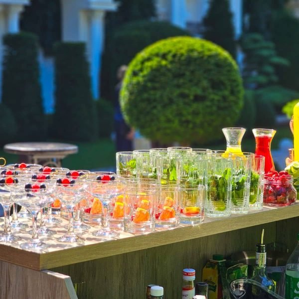 Cocktail bar amenajat în grădina restaurantului Miadora din Chișinău