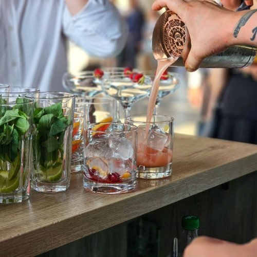 Bar mobil la Imperial Palace: recomandările noastre după un eveniment real 5 Cocktail preparat la comandă în cadrul unui eveniment organizat la Imperial Palace din Cojușna.