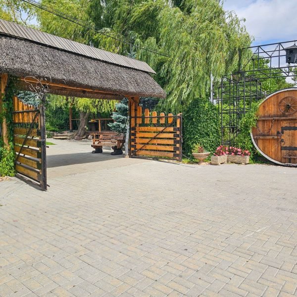 Curtea Moșului Chișinău – intrarea și zona exterioară a locației