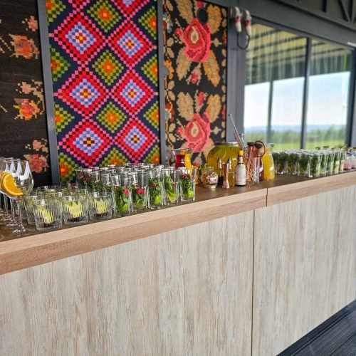 Epicrama – cum este o nuntă în aer liber 7 Bar mobil amenajat pe terasa acoperită la Epicrama