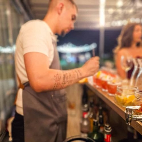 Epicrama – cum este o nuntă în aer liber 10 Barman preparând cocktailuri la nunta de la Epicrama