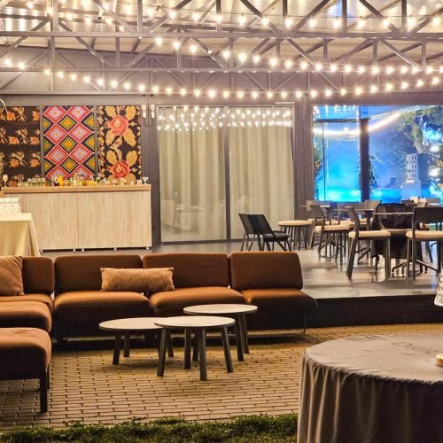 Epicrama – cum este o nuntă în aer liber 5 Terasa acoperită și zona de relaxare la Epicrama