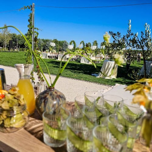 Et Cetera – cum arată o nuntă în aer liber la vinărie 9 Bar mobil MixBarEvents cu băuturi și pahare pregătite pentru invitații unei nunți la Et Cetera