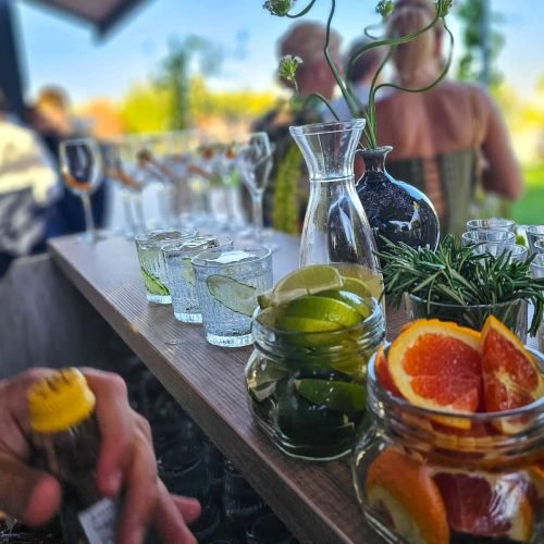 Et Cetera – cum arată o nuntă în aer liber la vinărie 8 Cocktail bar MixBarEvents pregătit pentru servirea invitaților la nunta organizată la Et Cetera