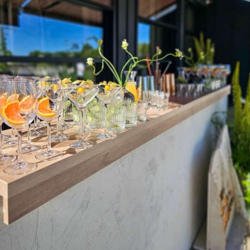 Et Cetera – cum arată o nuntă în aer liber la vinărie 7 Cocktail bar MixBarEvents amenajat lângă clădirea vinăriei Et Cetera, la o nuntă în aer liber
