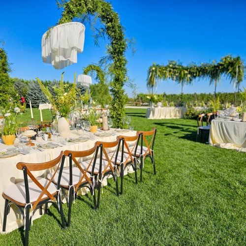 Et Cetera – cum arată o nuntă în aer liber la vinărie 3 Mese festive amenajate pe gazon la Et Cetera, cu decorațiuni florale pentru o nuntă în aer liber