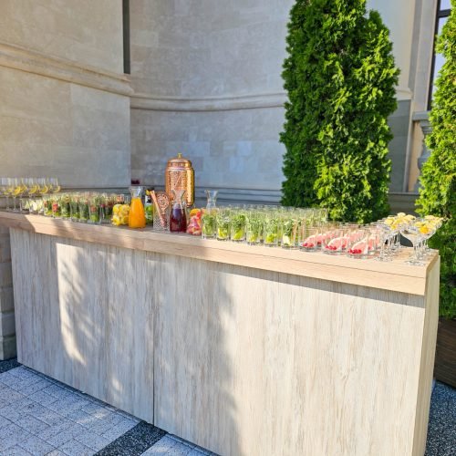 Grand Elysee din Chișinău: cum arată locația și ce merită să știi 5 Bar mobil MixBarEvents amplasat în exterior la Grand Elysee din Chișinău, cu pahare pregătite pentru întâmpinarea invitaților