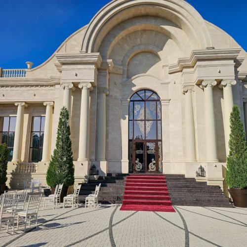 Grand Elysee din Chișinău: cum arată locația și ce merită să știi 3 Intrarea principală la Grand Elysee, cu fațadă elegantă, coloane și covor roșu