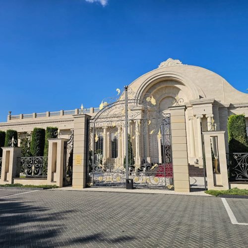 Grand Elysee din Chișinău: cum arată locația și ce merită să știi 2 grand-elysee-intrare