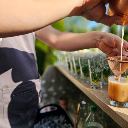 Grand Elysee din Chișinău: cum arată locația și ce merită să știi 7 Barman MixBarEvents preparând un cocktail de culoare portocalie la Grand Elysee din Chișinău
