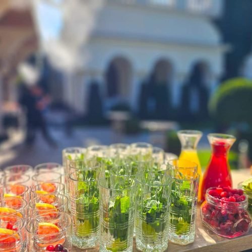 Bar mobil la Miadora: ce trebuie să știi înainte de eveniment 3 Pahare și ingrediente pregătite pentru cocktailuri la restaurantul Miadora