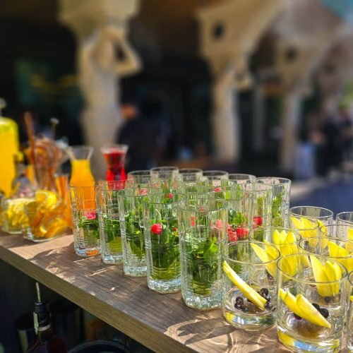 Bar mobil la Miadora: ce trebuie să știi înainte de eveniment 6 Pahare pregătite cu fructe și mentă pentru cocktailuri la restaurantul Miadora