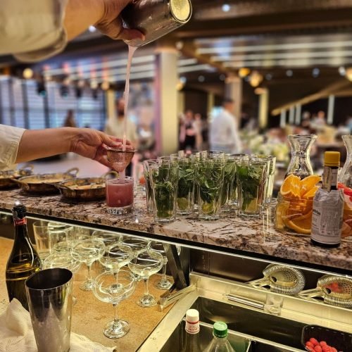 Sala GUD din Chișinău: bar mobil și detalii utile pentru un eveniment reușit 5 Barman preparând un cocktail la barul din GUD Chișinău