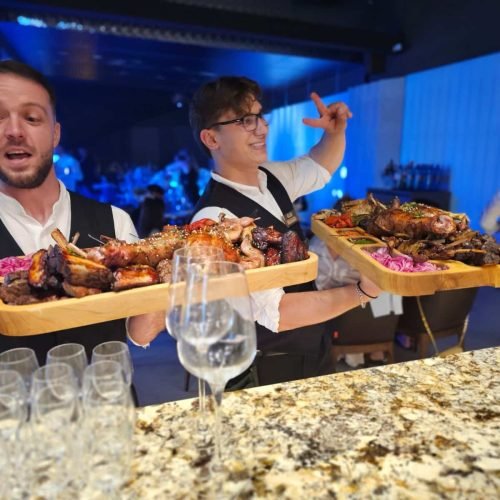 Sala GUD din Chișinău: bar mobil și detalii utile pentru un eveniment reușit 4 Servirea platourilor cu preparate calde la un eveniment în GUD Chișinău
