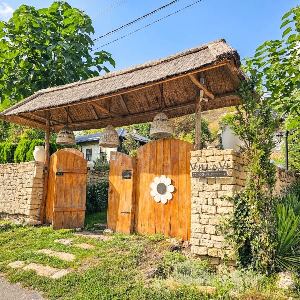 Intrarea principală la Villa Vi Escape din Butuceni