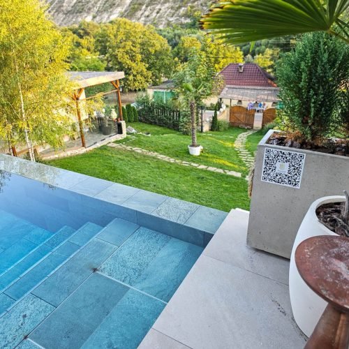 Villa Vi Escape: cum este locația pentru un eveniment la Orheiul Vechi 3 Piscina și curtea de la Villa Vi Escape din Butuceni