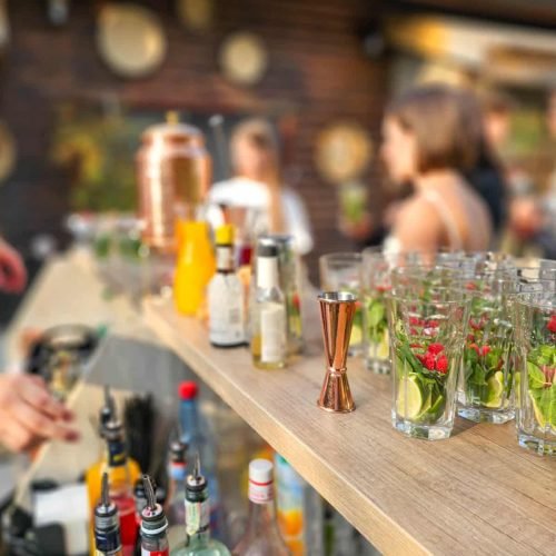 Villa Vi Escape: cum este locația pentru un eveniment la Orheiul Vechi 8 Pregătirea cocktailurilor la barul mobil de la Villa Vi Escape