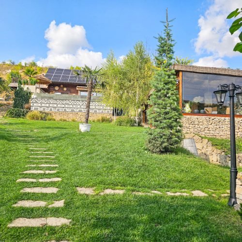 Villa Vi Escape: cum este locația pentru un eveniment la Orheiul Vechi 5 Zona verde și terasa de la Villa Vi Escape